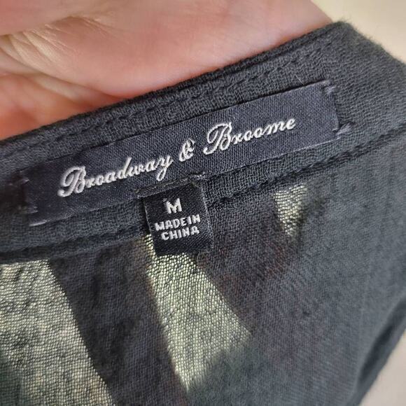 Broadway & Broome Women's Black Geometric Long Sleeve Keyhole Blouse Size Medium - Picture 6 of 7